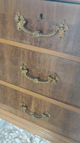 Cómoda antigua de madera