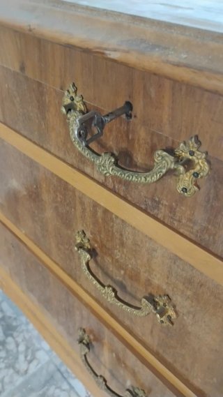 Cómoda antigua de madera