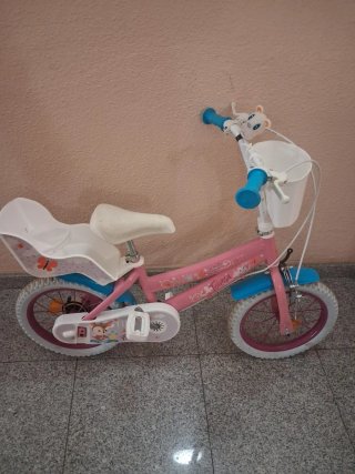 Bicicleta infantil rosa con cesta
