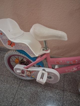Bicicleta infantil rosa con cesta