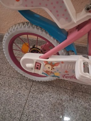 Bicicleta infantil rosa con cesta