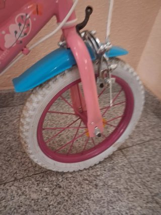 Bicicleta infantil rosa con cesta