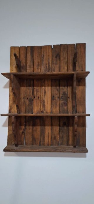 Estantería de madera rústica
