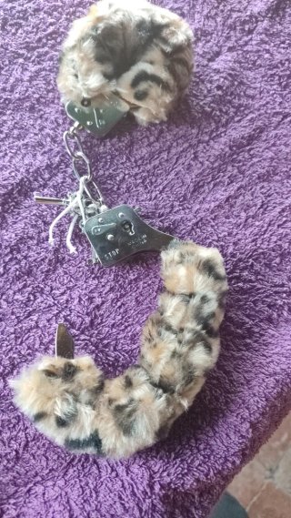 Esposas diseño leopardo. Para juegos entre adultos