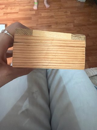 Cajita de madera con tapa cuadriculada