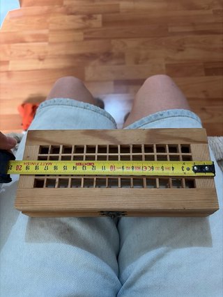 Cajita de madera con tapa cuadriculada