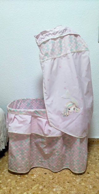 Cuna de muñecas rosa con volantes