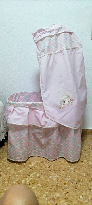 Cuna de muñecas rosa con volantes