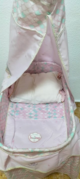 Cuna de muñecas rosa con volantes