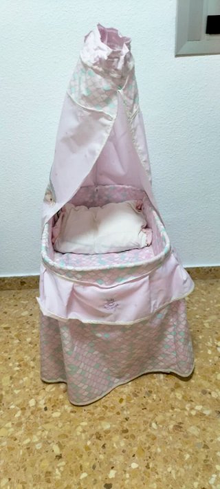 Cuna de muñecas rosa con volantes
