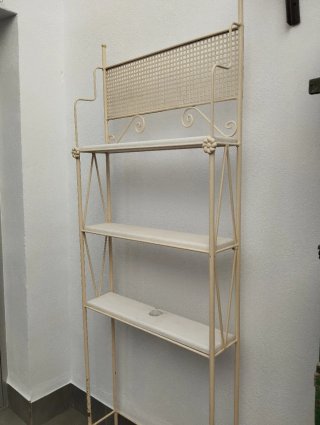 Scaffale in ferro battuto con 4 ripiani in legno