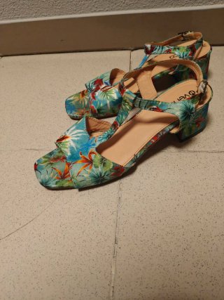 Sandalias florales azules y multicolor