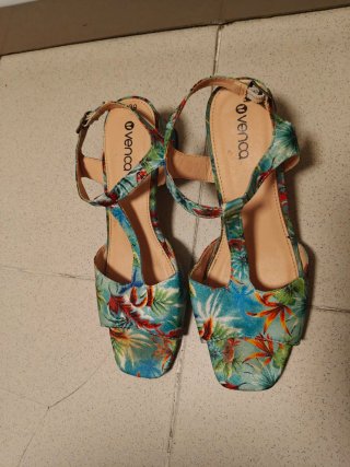 Sandalias florales azules y multicolor