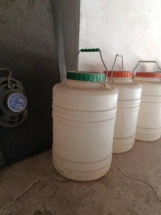 Bidones de plástico con asas