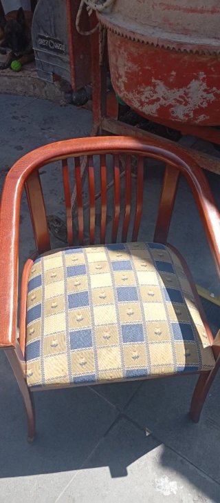 Juego de 4 sillas de madera