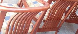 Juego de 4 sillas de madera