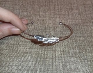 Pulsera esclava plateada con pluma