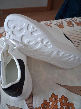 Zapatos blancos y negros