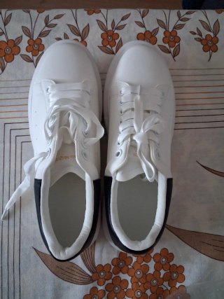 Zapatos blancos y negros