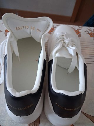 Zapatos blancos y negros