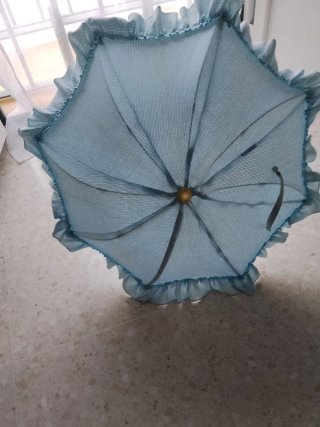 Sombrilla bebé celeste con volantes