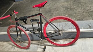 Bicicleta Negra con Ruedas Rojas