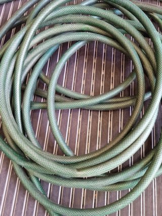 Manguera verde enrollada