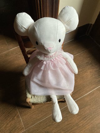 Ratona Jellycat con vestido tul y silla