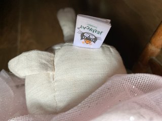 Ratona Jellycat con vestido tul y silla