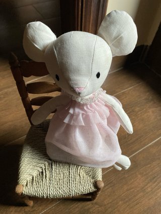 Ratona Jellycat con vestido tul y silla