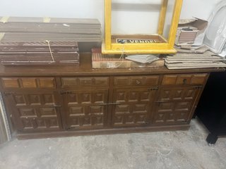 Mueble de madera antiguo