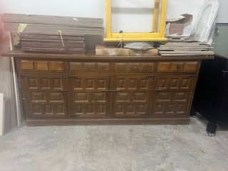 Mueble de madera antiguo