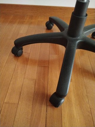 Silla de oficina ergonómica negra y verde