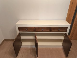 Aparador de madera blanco y marrón