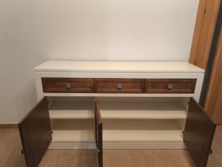 Aparador de madera blanco y marrón