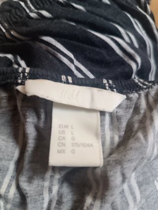 Blusa de rayas negra y blanca