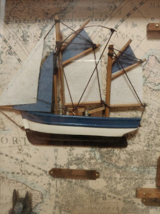Cuadro marinero con mapa y nudos