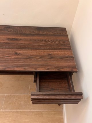 Escritorio de madera con diseño moderno