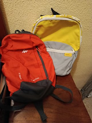 Zaini rossi e gialli