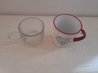2 tazze: mug in ceramica con cuore e tazza vetro