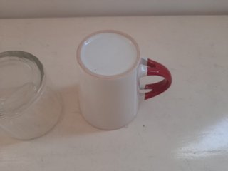 2 tazze: mug in ceramica con cuore e tazza vetro