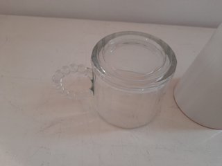 2 tazze: mug in ceramica con cuore e tazza vetro