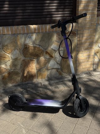 Patinete Eléctrico con Diseño Degradado