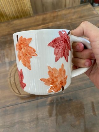 Taza de cerámica con hojas de otoño