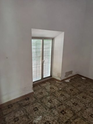 Ventana aluminio con persiana madera