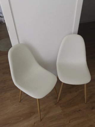 Sillas blancas de piel con patas de madera