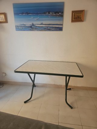 Mesa plegable metálica y de plástico