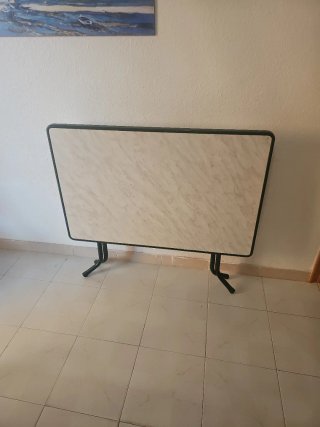 Mesa plegable metálica y de plástico