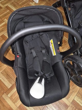 Carrito de bebé negro