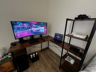 Escritorio madera oscura.